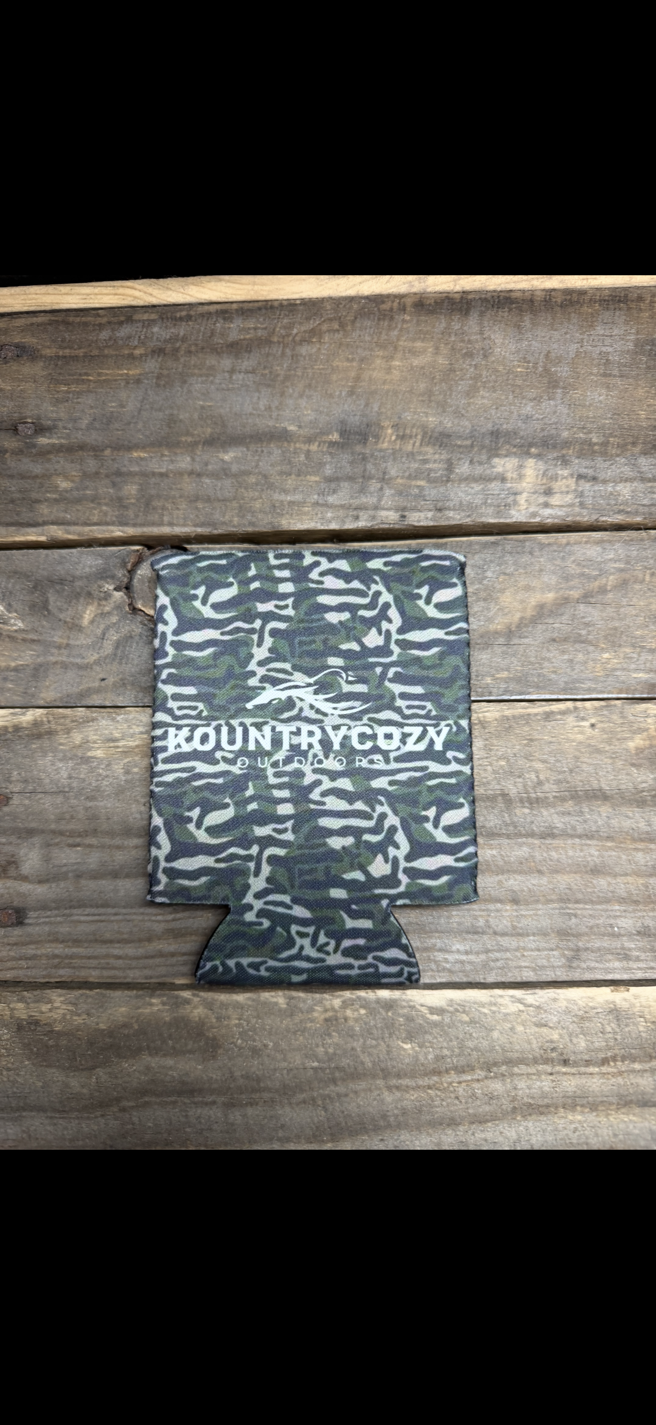 KOUNTRYCOZY ROOTS CAMO SHORT KOOZIE